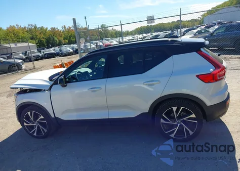 2022 Volvo Xc40 T5 R-Design z USA, uszkodzony, nr VIN YV4162UM5N2648695